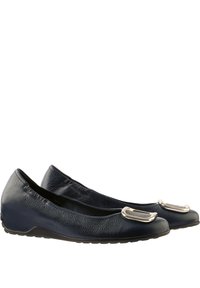 Granatowe skórzane baletki z zaokrąglonym czubkiem i metalowym zapięciem z przodu. Teksturowana cholewka i elastyczna podeszwa.
