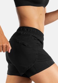 Brooks CHASER 5" 2-IN-1 SHORT - Sportiniai šortai - black