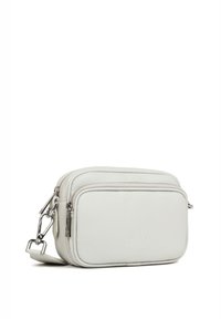 Borsa a tracolla bianca in pelle con due scomparti con zip, rifinitura texturizzata, hardware in argento e tracolla regolabile. Forma rettangolare.