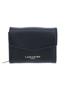 Portefeuille en cuir noir avec une finition texturée, un rabat pliable et le logo doré "LANCASTER PARIS" en relief sur le devant.