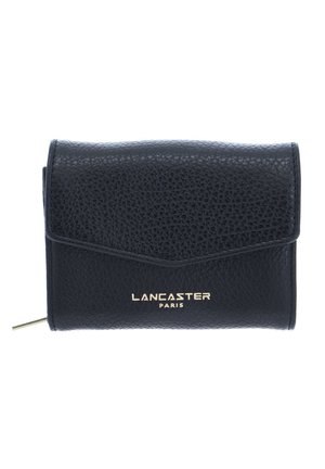 Portafoglio in pelle nera con finitura testurizzata, patta pieghevole e logo "LANCASTER PARIS" in oro goffrato sul fronte.