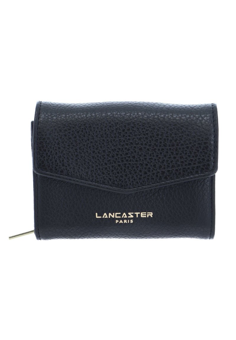 Portefeuille en cuir noir avec une finition texturée, un rabat pliable et le logo doré "LANCASTER PARIS" en relief sur le devant.