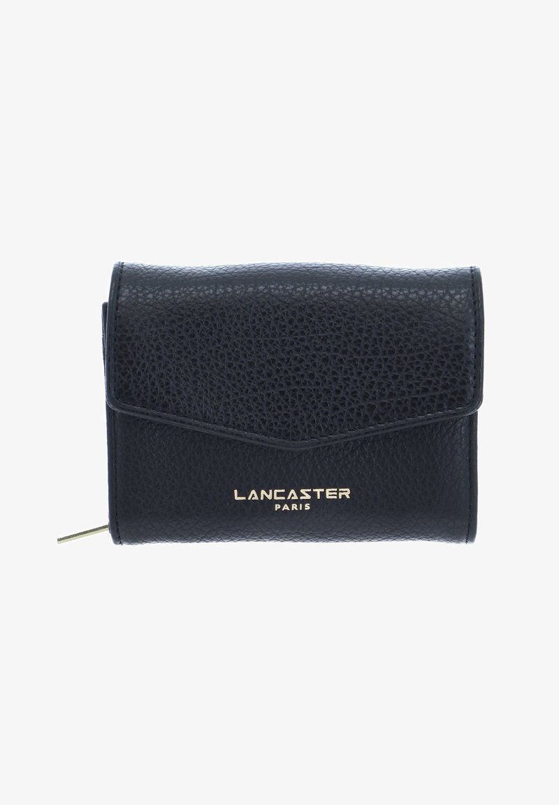Portefeuille en cuir noir avec une finition texturée, un rabat pliable et le logo doré "LANCASTER PARIS" en relief sur le devant.