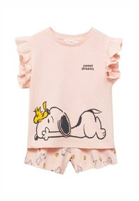 Ružasti kratki pidžama set koji se sastoji od majice s volanima i natpisom "slatki snovi" uz dizajn Snoopyja, te odgovarajućih hlačica s Snoopy uzorkom.