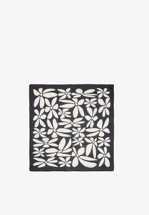 Czarna, kwadratowa tkanina z abstrakcyjnym białym wzorem kwiatowym, zawierająca różnorodne kształty i rozmiary płatków równomiernie rozmieszczone na powierzchni.