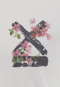 Pincelada negra en forma de "X" y rectángulo parcialmente cubierto por flores rosas y hojas verdes sobre un fondo de tela blanca.