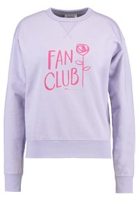 Ljuslila sweatshirt med rosa "FAN CLUB" text och en ros-grafik. Tillverkad av mjukt material med ribbade muddar och nederkant.