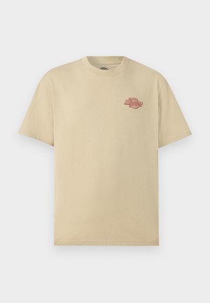 Béžové tričko s krátkým rukávem a kulatým výstřihem, malé červené logo "Dickies" na levé straně hrudi.