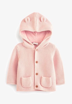 Cardigan rose tricoté pour bébé avec capuche ornée de petites oreilles d'ours, trois boutons en bois et deux poches avant.