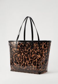 Bolso tote con estampado de leopardo y acabado negro brillante, que presenta dos asas negras y una forma rectangular amplia. Material texturizado con patrón animal.
