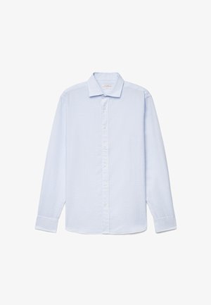 Chemise bleu clair à manches longues avec un motif à carreaux subtil et un col pointu, posée à plat sur un fond blanc.