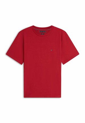 T-shirt rouge en coton à manches courtes avec col rond et petit logo drapeau Tommy Hilfiger sur la poitrine gauche.