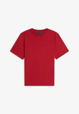 T-shirt rouge en coton à manches courtes avec col rond et petit logo drapeau Tommy Hilfiger sur la poitrine gauche.