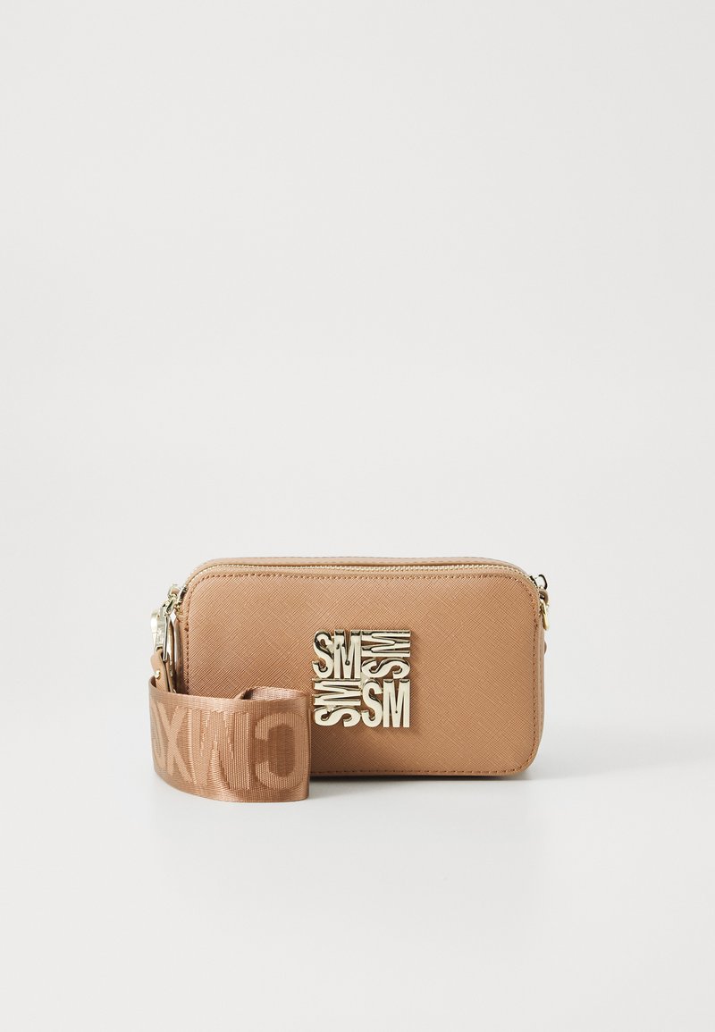 Pochette rettangolare in tessuto marrone con zip dorata, logo SM dorato intrecciato e ampia tracolla coordinata con testo.