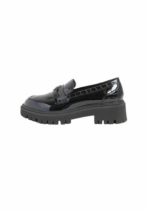 Schwarze Lacklederslipper mit einer klobigen Gummisohle, mit einem dekorativen Riemen und Nähten, glatter Textur und einer runden Zehenform.