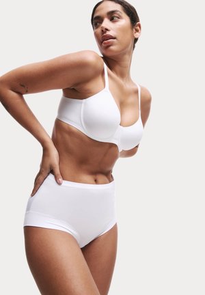 Ensemble de soutien-gorge blanc sans couture et de culotte haute, tissu lisse, design confortable, matériel minimal et silhouette élégante.