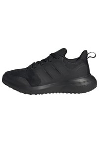 Černá sportovní bota s textilním svrškem, šněrováním, třemi bočními pruhy a silnou, strukturovanou podrážkou označenou "cloudfoam."