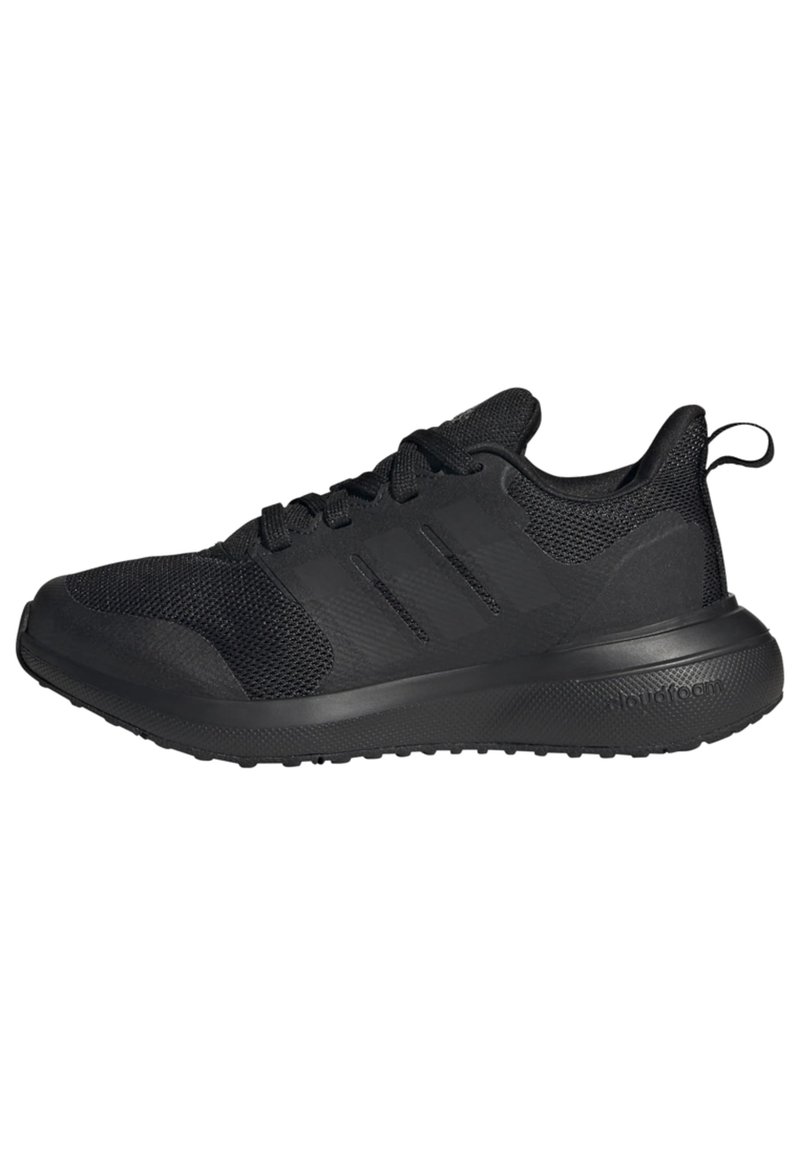Černá sportovní bota s textilním svrškem, šněrováním, třemi bočními pruhy a silnou, strukturovanou podrážkou označenou "cloudfoam."