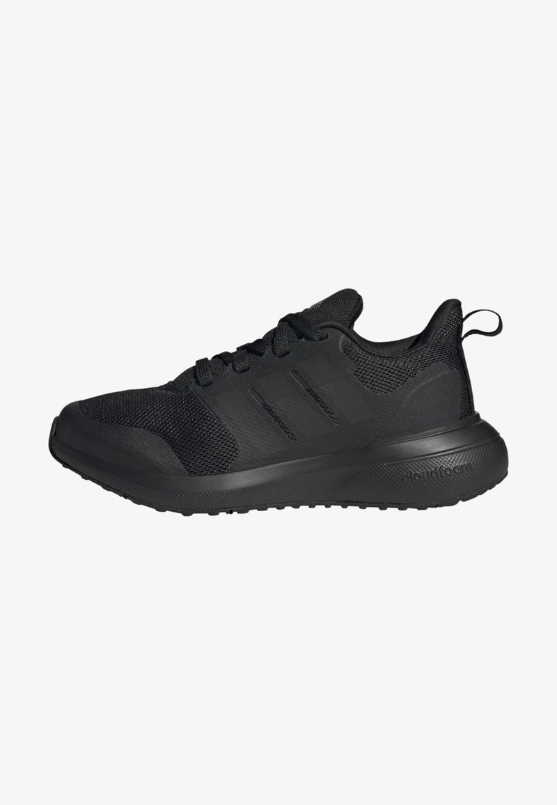 Chaussure de sport noire avec une tige en mesh, fermeture à lacets, trois bandes latérales et une semelle épaisse et texturée portant la mention "cloudfoam".