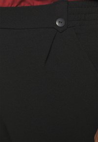 ONLY Carmakoma CARBETTY ANKEL SMOCK PANT - Calças - black