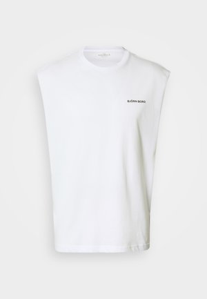 Biała bezrękawnikowa koszulka z bawełny. Posiada okrągły dekolt oraz małe czarne logo „BJÖRN BORG” na piersi. Gładka tekstura.
