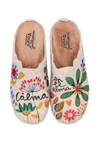 Zapatillas de fieltro beige con patrones florales coloridos y texto. Presentan costuras vibrantes en rojo, verde y azul. Interior suave y acolchado.