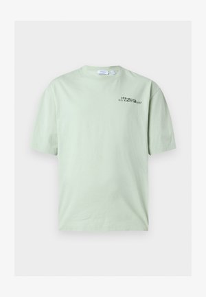 T-shirt vert clair à manches courtes avec texte noir « OFF-WHITE c/o VIRGIL ABLOH™ » sur le côté gauche de la poitrine.