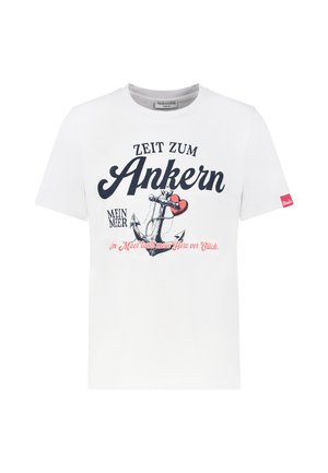 Weißes T-Shirt mit schwarzer Anker-Grafik, rotem Herz und deutschem Text "Zeit zum Ankern" und "Mein Meer" auf der Vorderseite, rotes Etikett am Ärmel.