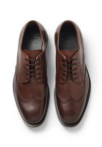 Braune Leder-Brogue-Schuhe mit glatter Oberfläche, dekorativen Perforationen, Schnürverschluss und einem abgerundeten Zehendesign.