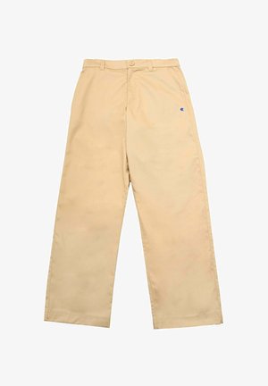 Pantaloni in cotone beige a gamba larga con chiusura a bottone, dotati di un piccolo logo blu sul davanti. Tessuto liscio, senza motivi visibili.