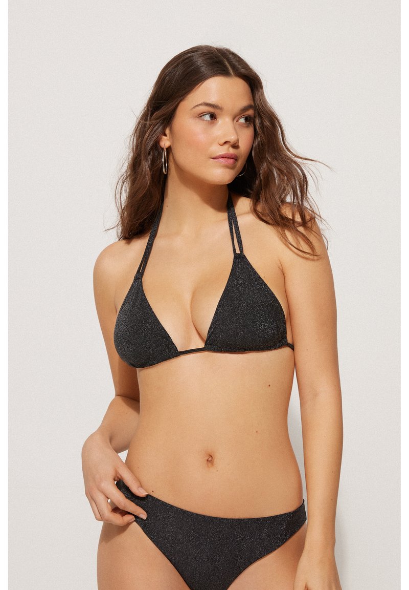 Černý bikini plavky s trojúhelníkovým topem a odpovídajícími nohavičkami, vyrobené z lesklého materiálu, s tenkými ramínky a minimalistickým střihem.