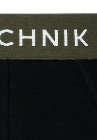 Czarna tkanina o prążkowanej strukturze, z oliwkowym pasem w talii i białym haftowanym napisem "TECHNIK."