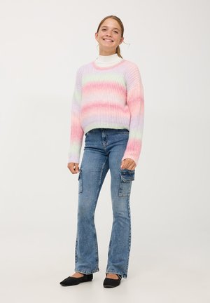 Maglione lavorato a maglia multicolore in tonalità pastello di rosa e verde; collo alto, vestibilità rilassata. Paio di jeans cargo chiari a zampa d'elefante con tasche.