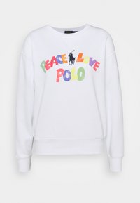 Bílá mikina s kulatým výstřihem, na které je barevný grafický text: "POKOJ LÁSKA POLO" a černé logo koně nad textem.