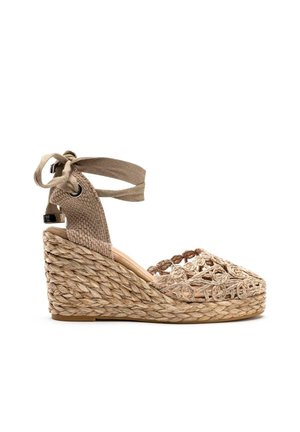 Sandale espadrille compensée avec semelle en jute tressée, bout ouvert crochet et lien à nouer à la cheville dans des tons beiges.