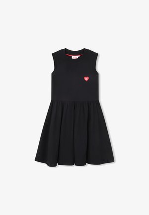 Svart ermeløs kjole med tettsittende overdel og utsvingt skjørt. Har en liten rød hjerte-logo på brystet; laget av mykt jerseystoff.