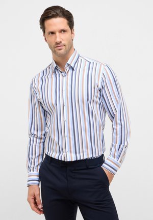 Gestreiftes Hemd in Hellblau, Braun und Weiß, mit Button-Down-Kragen und langen Ärmeln, Stoff ist glatt mit dezentem Glanz.