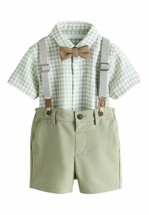 Camisa de manga corta a cuadros verdes con pajarita marrón, tirantes y pantalones cortos verde claro con botón y trabillas para cinturón.