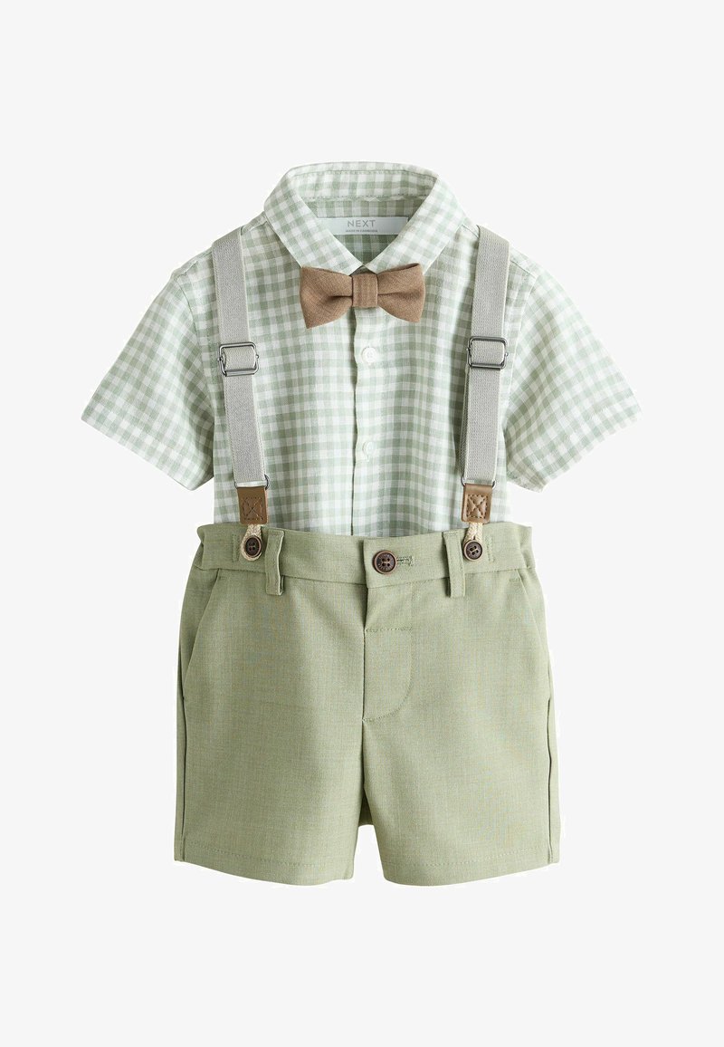 Groen geruit overhemd met korte mouwen, een bruine strik, bretels en lichtgroene korte broek met knoop en lussen voor een riem.