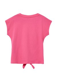 Różowa koszulka z krótkim rękawem, okrągłym dekoltem i wiązaniem z tyłu na dole. Wykonana z miękkiego materiału o gładkiej fakturze.