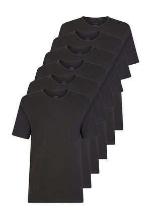 Cinque magliette nere basiche a maniche corte con scollo tondo impilate in una disposizione sfalsata su sfondo bianco.