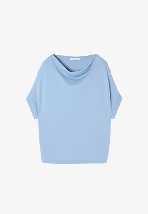 Jasnoniebieska bluzka krótki rękaw z dekoltem w kształcie koca. Wykonana z miękkiego materiału, charakteryzuje się luźnym krojem i prostym wykończeniem. Brak widocznych wzorów lub akcentów.