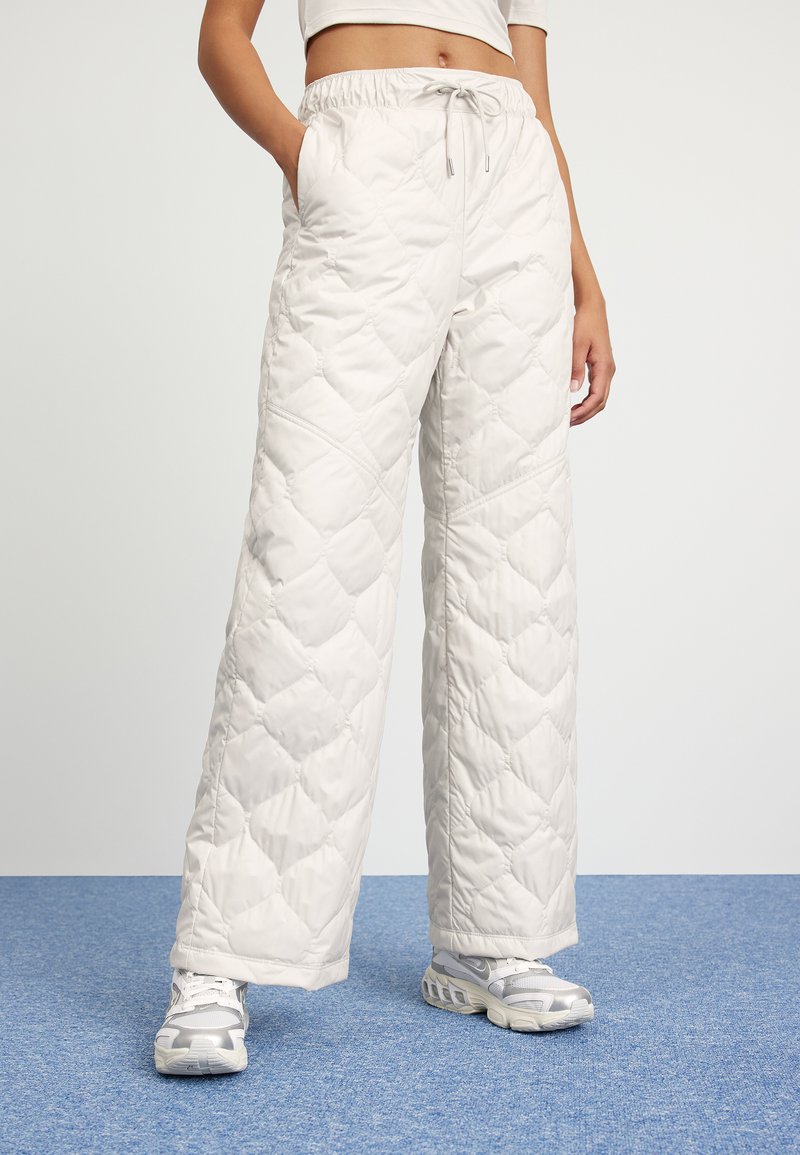 Nike Sportswear ESSENTIAL PANT - Teplákové kalhoty - orewood/sail