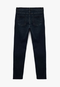 Jeans de mezclilla azul oscuro con un corte ajustado, que presentan un diseño clásico de cinco bolsillos y un ligero desgastado. Con dobladillo limpio y sin desgastes visibles.