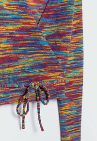Kleurrijke gebreide wikkeltop met een mix van rood, blauw, geel en paars. Voorzien van een strikdetail in de taille en lange mouwen.