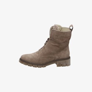 Bota de tacón bajo de ante color topo con cremallera lateral, cuello acolchado, lengüeta para tirar y suela de goma gruesa con tacos profundos para tracción.