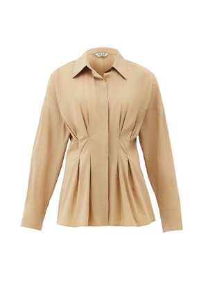 Beige blouse met lange mouwen, kraag, geplooid bij de taille en een sluiting met knopen aan de voorkant.