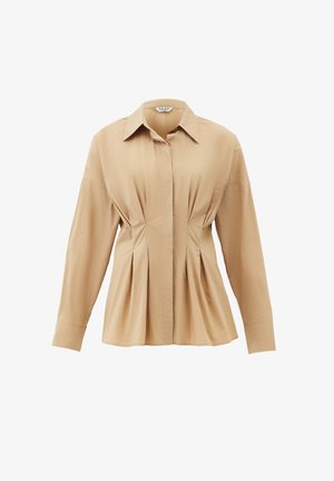 Camisa beige de manga larga con cuello y pliegues recogidos en la cintura, cierre frontal con botones.