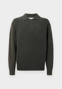 Maglione a collo alto di colore verde scuro, con scollatura a colletto, patta con due bottoni e orlo a coste. Realizzato in un materiale morbido e testurizzato.