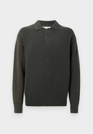 Ciemnozielony sweter z dekoltem z kołnierzykiem, z rozporkiem na dwa guziki i prążkowanym dołem. Wykonany z miękkiego materiału o teksturowanej strukturze.